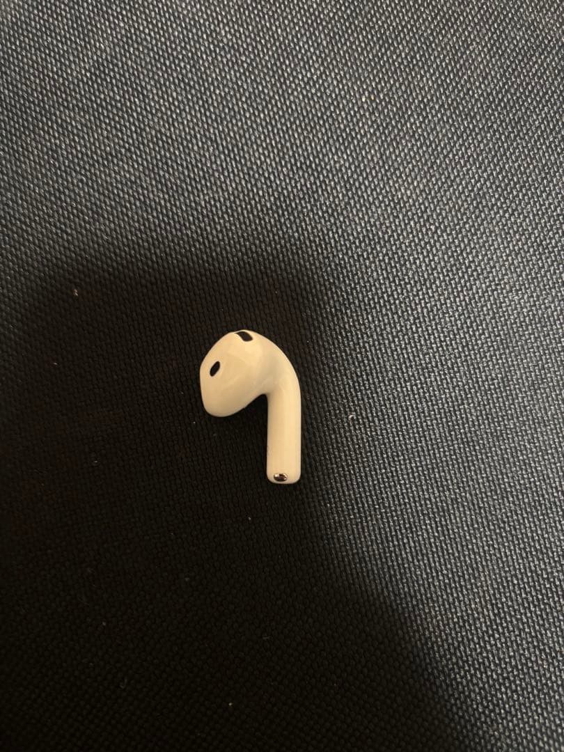 Apple AirPods 4 ノイズキャンセリング搭載イヤホン　右耳のみ