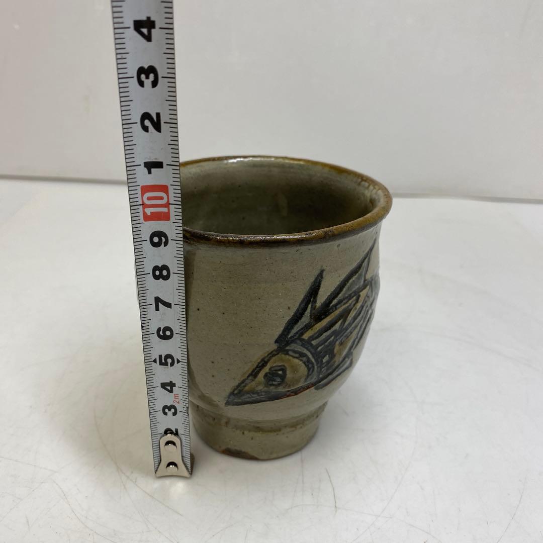 人間国宝　金城次郎　魚文湯呑　高さ約9㎝　東里8-0306①