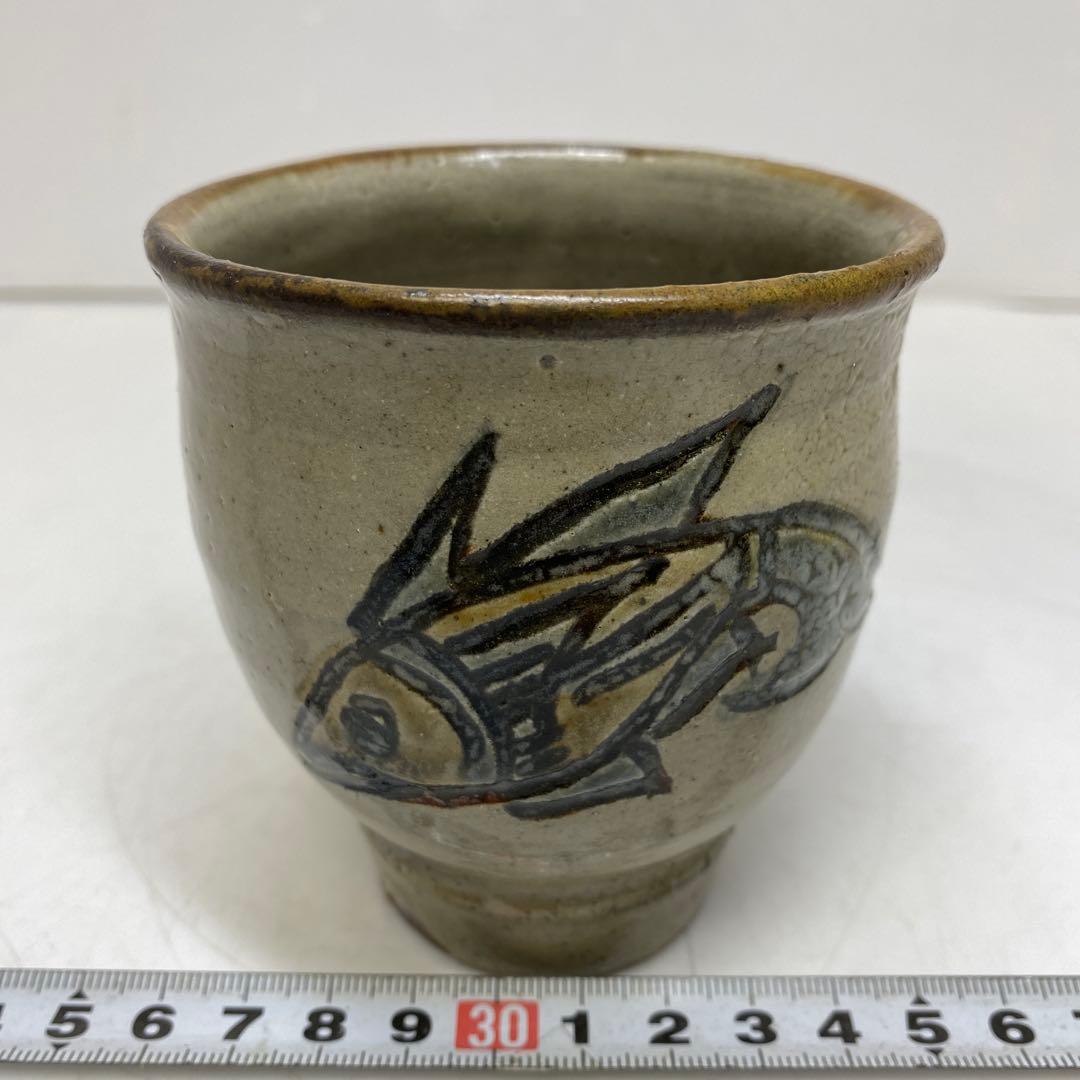人間国宝　金城次郎　魚文湯呑　高さ約9㎝　東里8-0306①