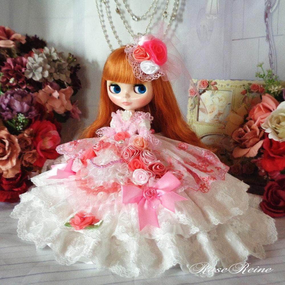 ベルサイユの薔薇 ピンク＆ホワイトのボリュームドールドレス