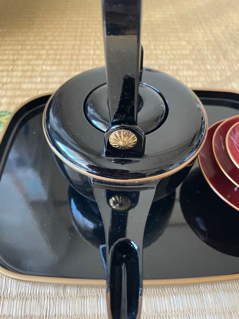 黒色急須と赤色漆器皿（姫とそ翁）セット
