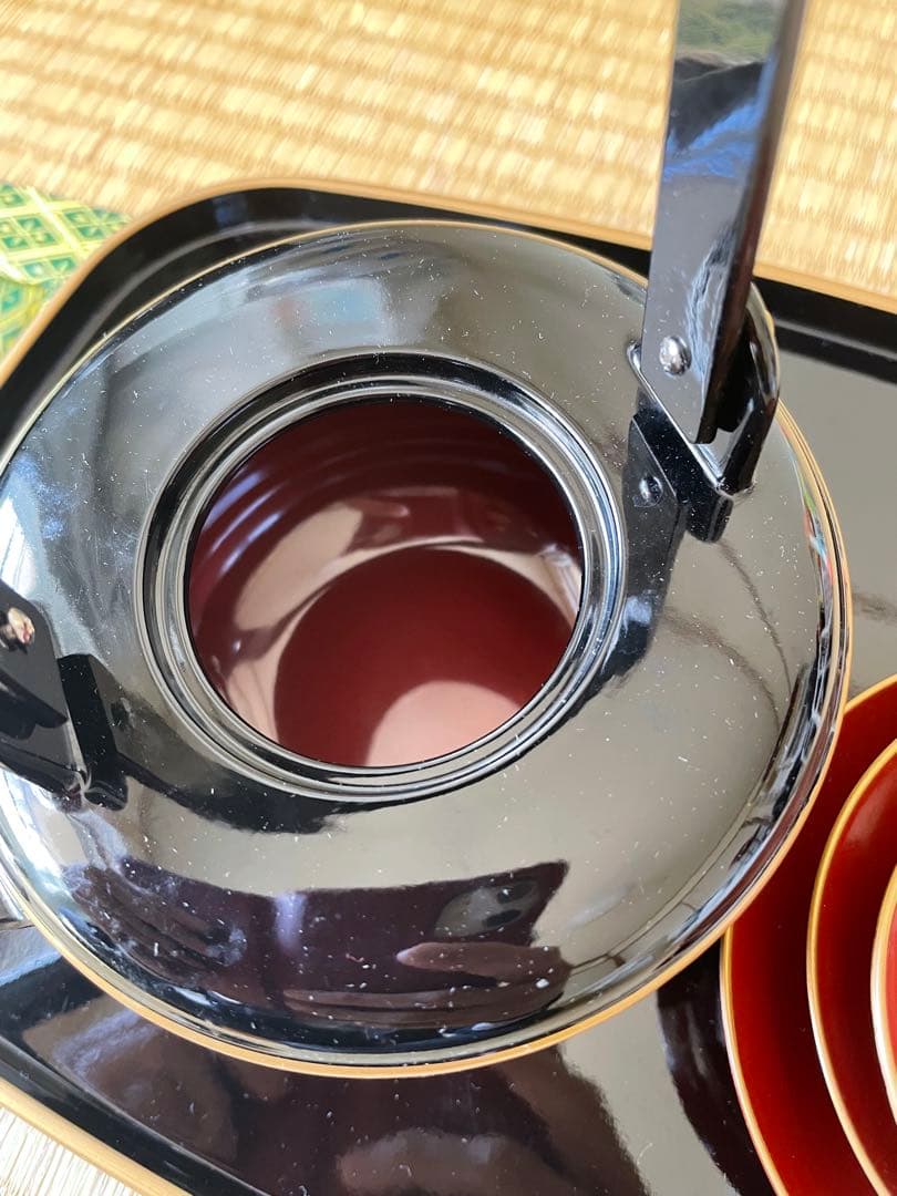 黒色急須と赤色漆器皿（姫とそ翁）セット
