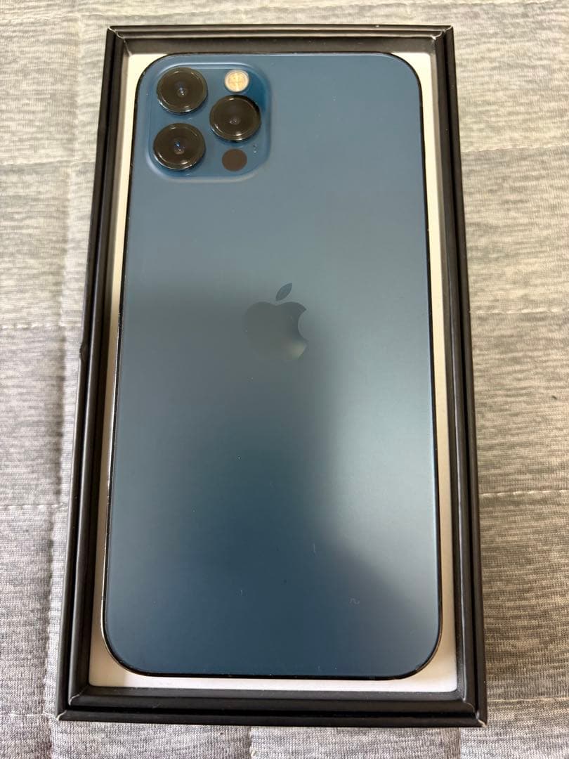 Apple iPhone 12 Pro 本体 シム解除済み＋背面充電器