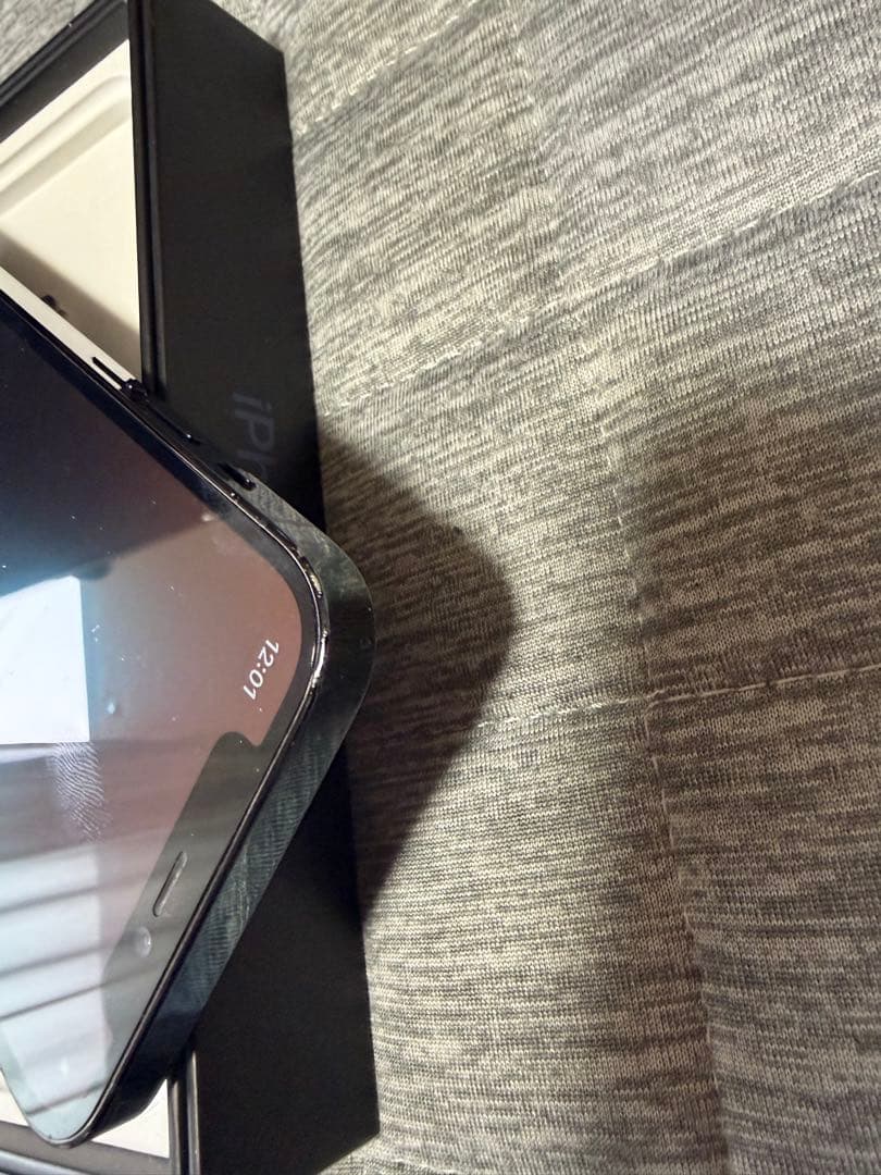 Apple iPhone 12 Pro 本体 シム解除済み＋背面充電器