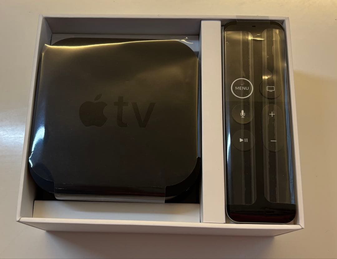 Apple TV 4K 本体とリモコン