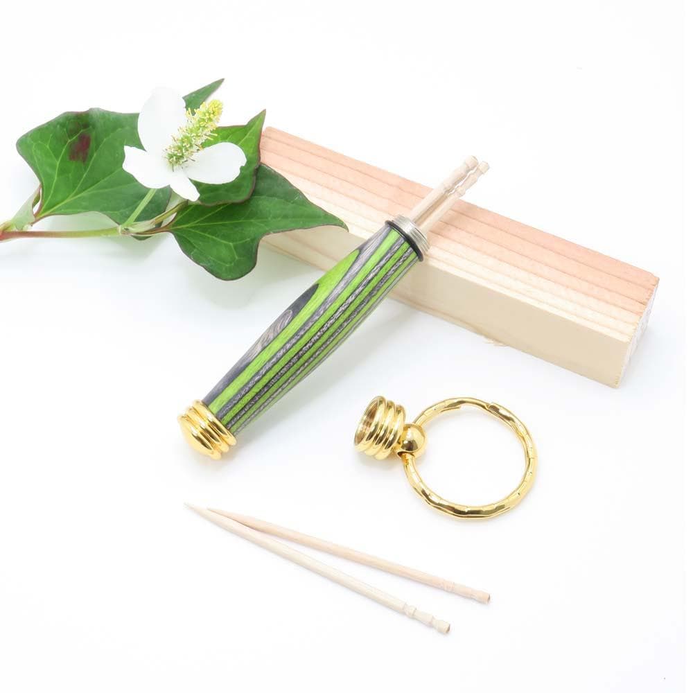 手作り 木製 つまようじ入れ キーホルダー（緑色 染めた堅木 24金のメッキ）