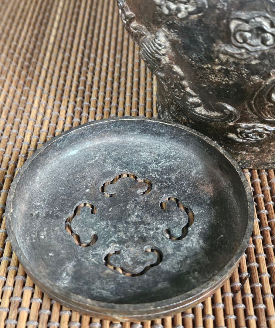 中国古美術　中国古銅　宣徳年製銘　銅製　古銅唐金　陽刻浮彫　蝙蝠に雲錦図　香炉