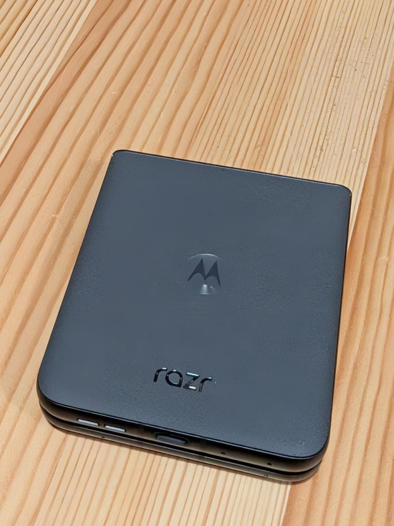 motorola razr 50 SIMフリー + Clicks キーボード