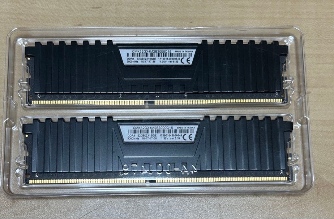PCメモリー 16GB×2 CMK32GX4M2B3000C15