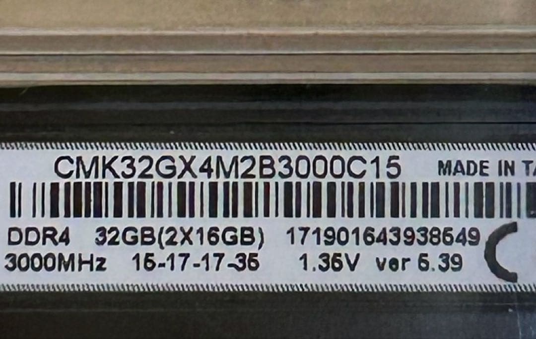 PCメモリー 16GB×2 CMK32GX4M2B3000C15