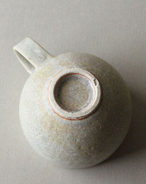 陶器製グレーのカップ