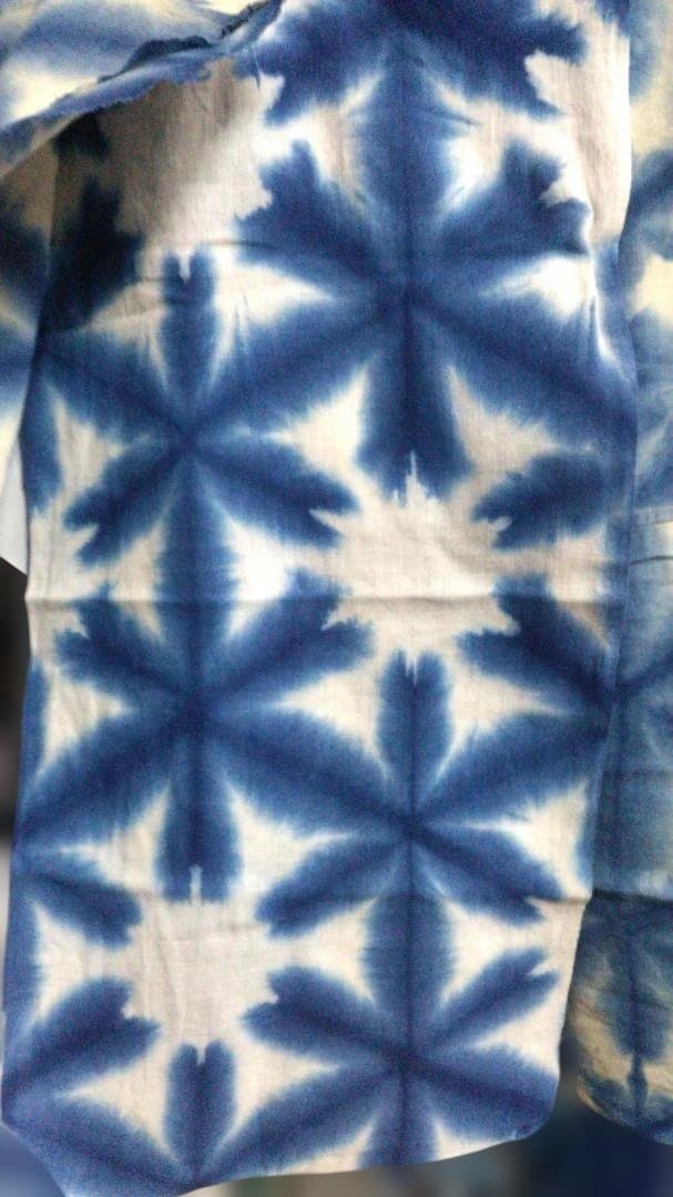 手染め 濃い青 雪花 手ぬぐいや暖簾　スカーフに　輪なのでほどいて使って下さい