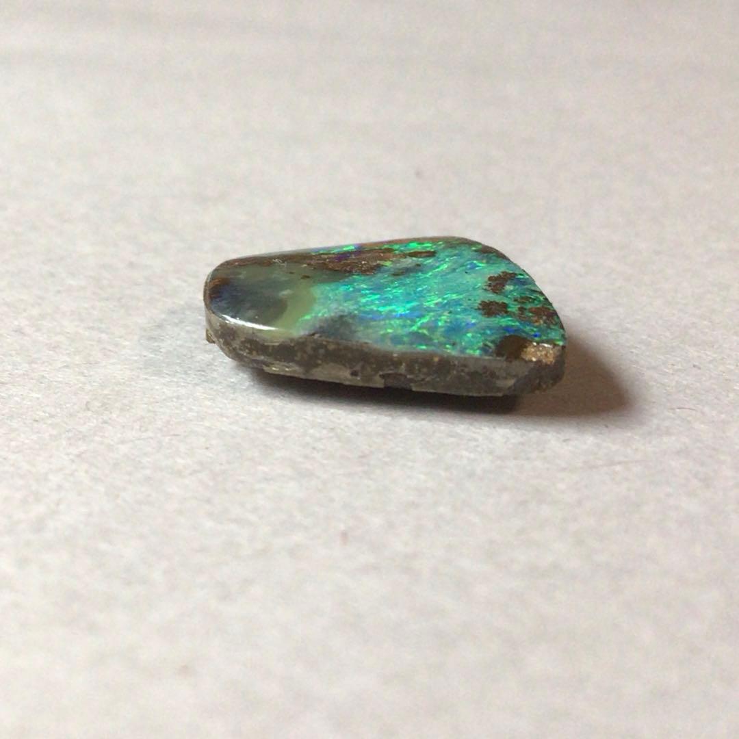 No4074 天然ボルダーオパール　8.72ct 重量1.74g 裸石　送料無料