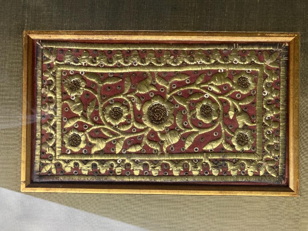 金糸刺繍を施したアラベスク風花柄模様の工芸品（絵画）