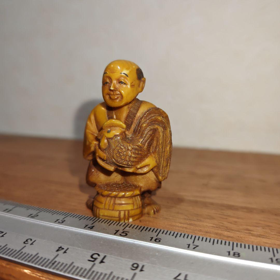 時代提物 人物根付 天然素材【翁と尾長鶏】高さ約5cm 重さ24ｇ 江戸の暮らし