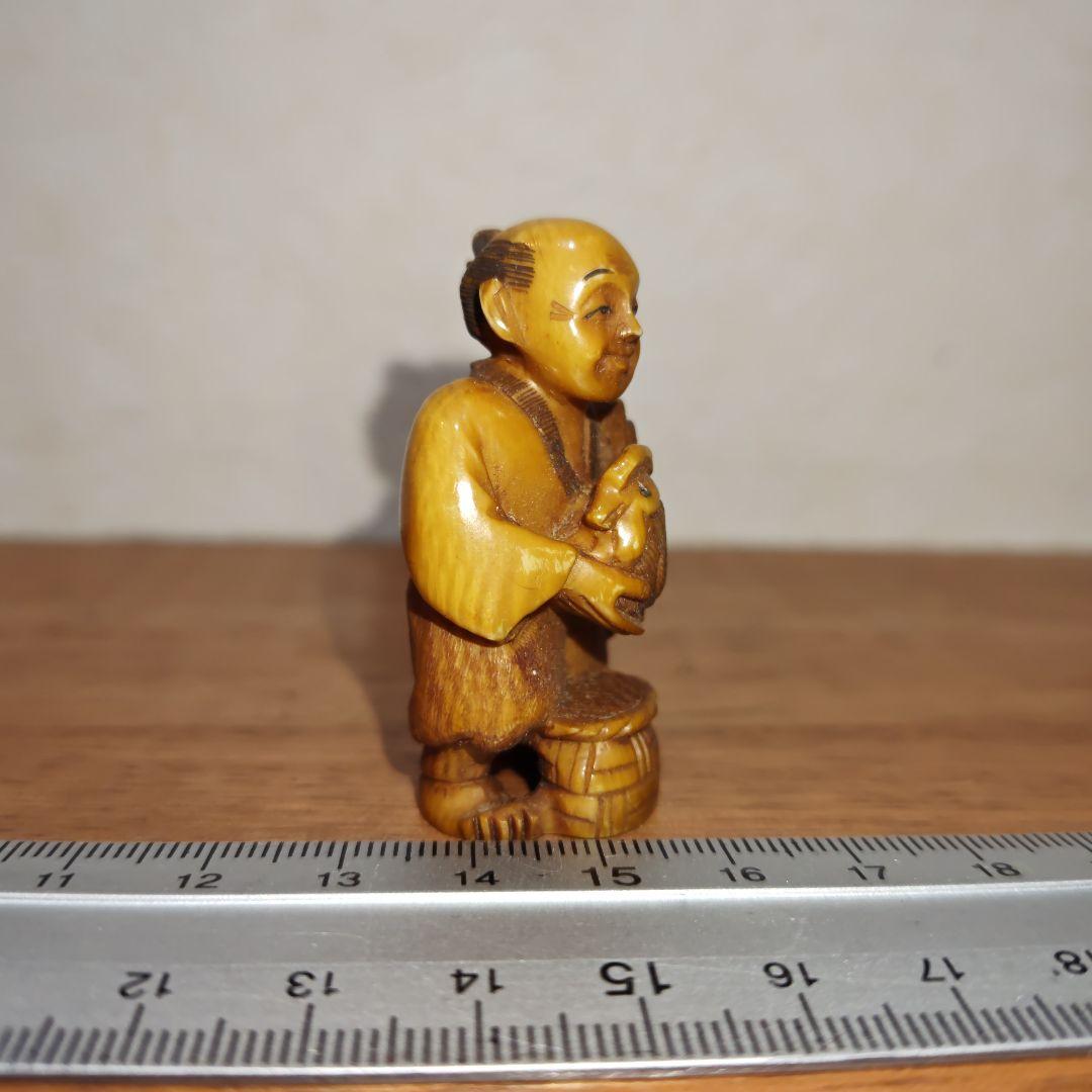 時代提物 人物根付 天然素材【翁と尾長鶏】高さ約5cm 重さ24ｇ 江戸の暮らし