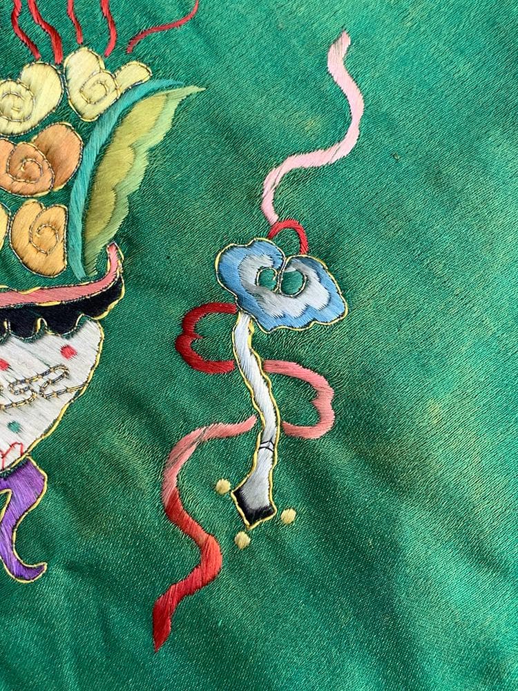 【繍】　★ 織繍 緑色緞地博古紋肚兜 ★　清朝期　珊瑚 如意 刺繍文様　明清繍品