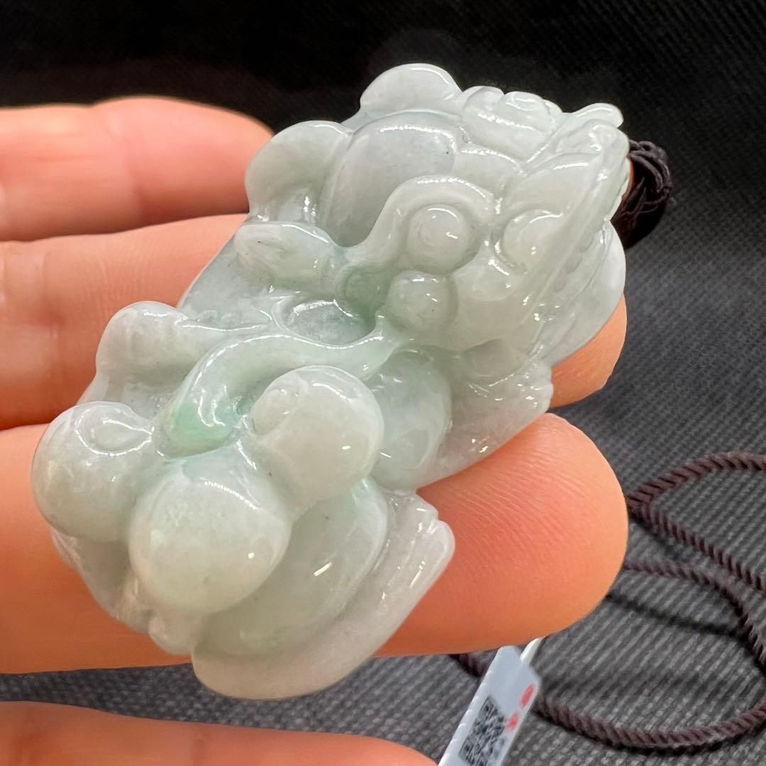 ミャンマー産Aランク天然翡翠ホワイトグリーン手作り貔貅彫のペンダントAB1082