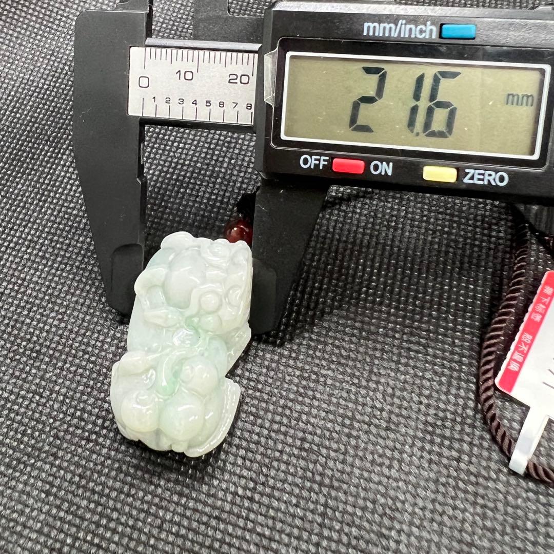 ミャンマー産Aランク天然翡翠ホワイトグリーン手作り貔貅彫のペンダントAB1082