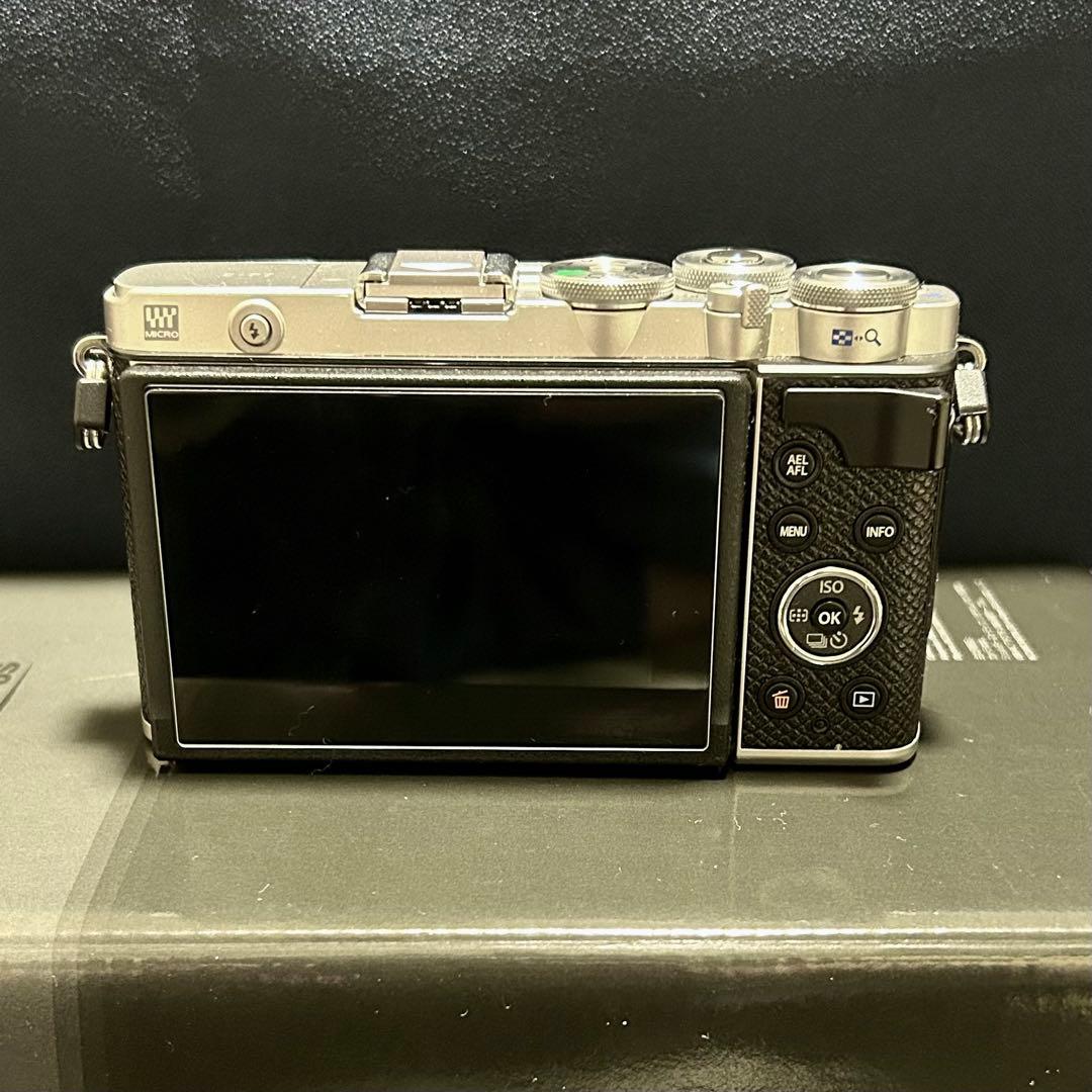 OLYMPUS PEN E-P7 シルバー