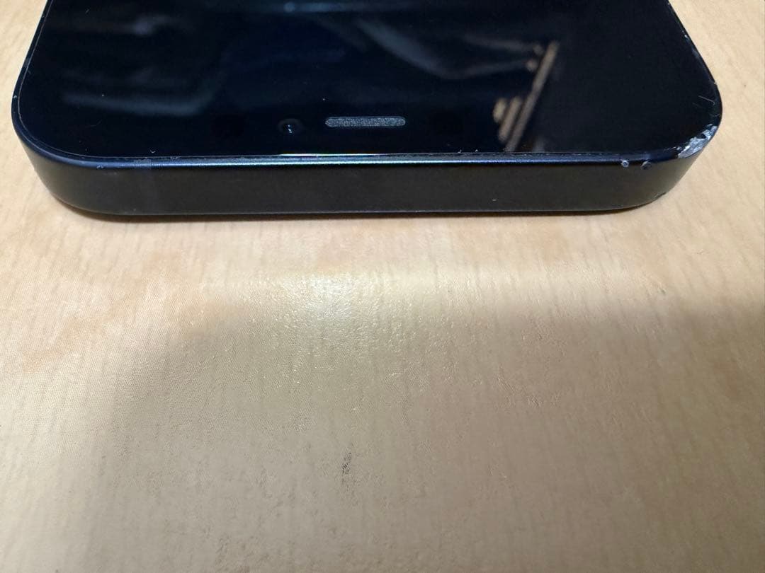 黒 スマートフォン本体　画面にヒビ割れあり