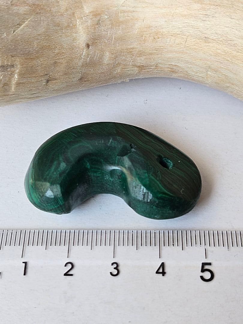 マラカイト　　　　　　　　　 高品質　鉱物　　　　　　　　　　緑に黒い縞勾玉