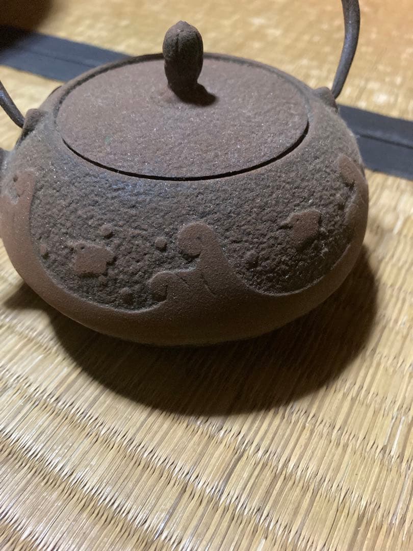 波模様の鉄製鉄瓶