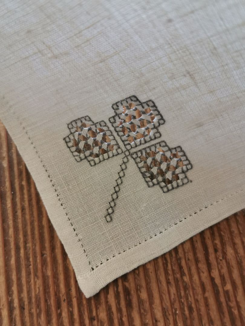 アンティーク ドローンワーク 三つ葉色糸刺繍リネンクロス 透かしクローバー草花紋