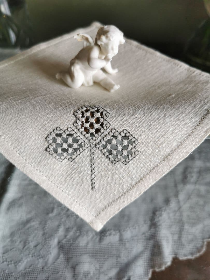 アンティーク ドローンワーク 三つ葉色糸刺繍リネンクロス 透かしクローバー草花紋