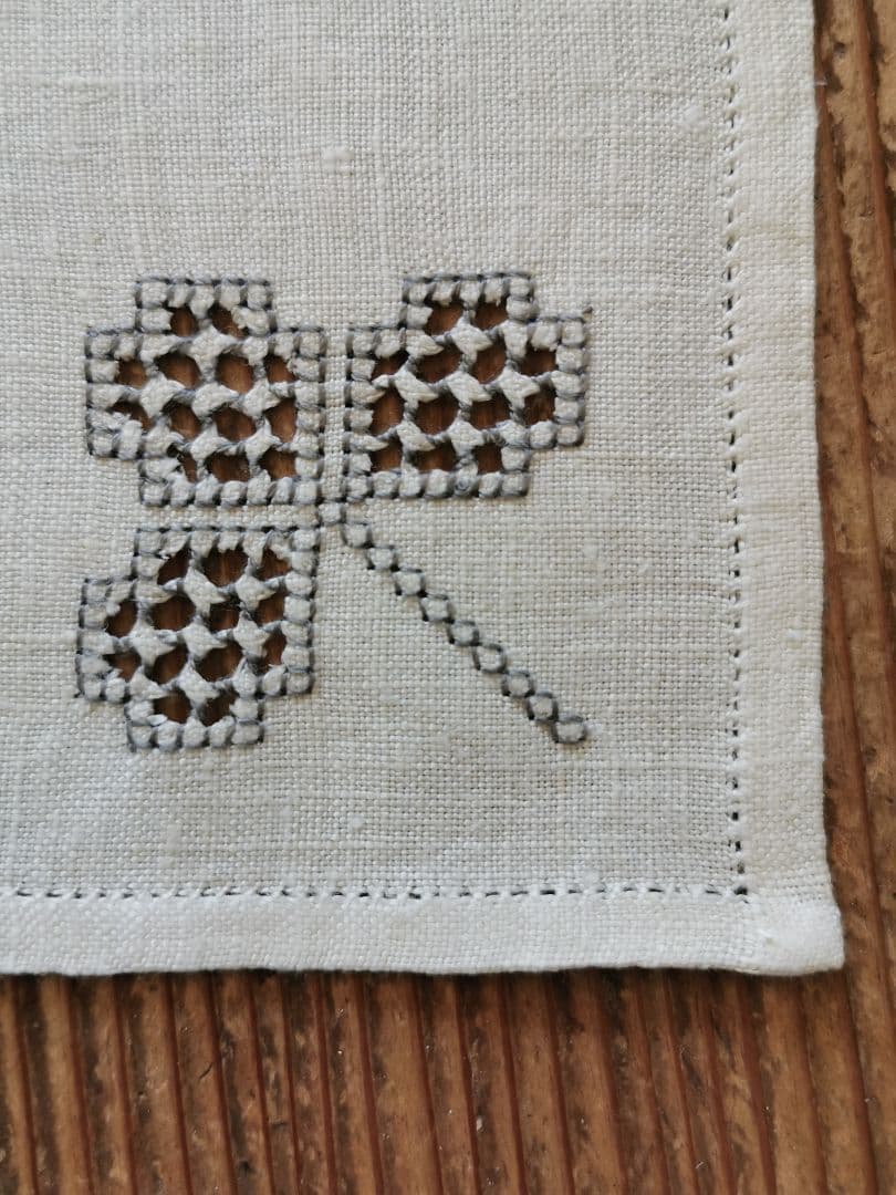 アンティーク ドローンワーク 三つ葉色糸刺繍リネンクロス 透かしクローバー草花紋