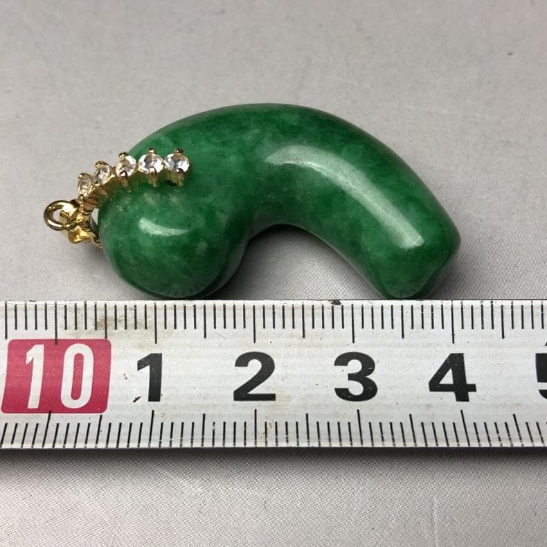 勾玉　 ペンダントトップ ヒスイ 翡翠　勾玉　重さ約17ｇ　共箱