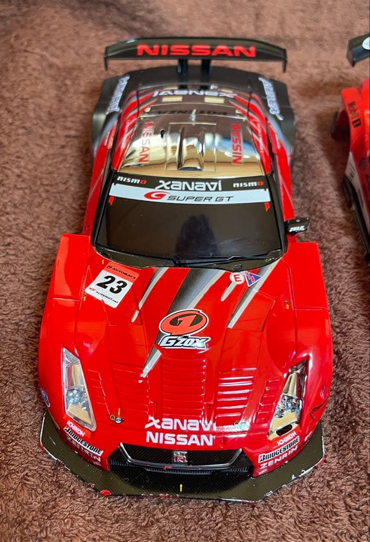 MINI-Z NissanとFerrari Enzoのラジコンカーセット。