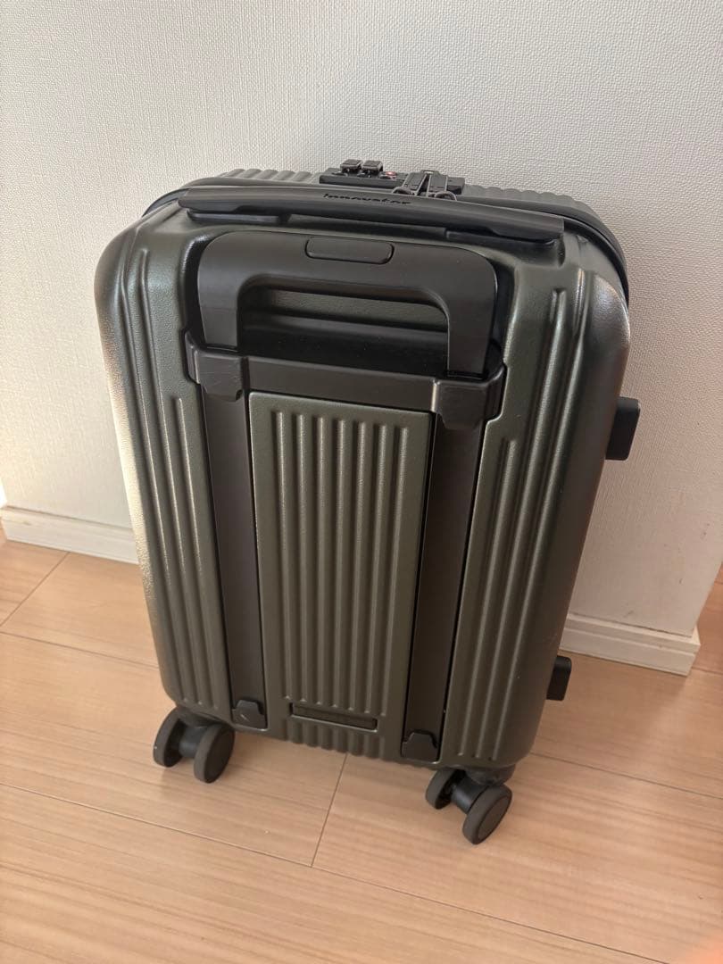 人気色　イノベーター キャリーバック　スーツケース 21L 機内持込OK 緑