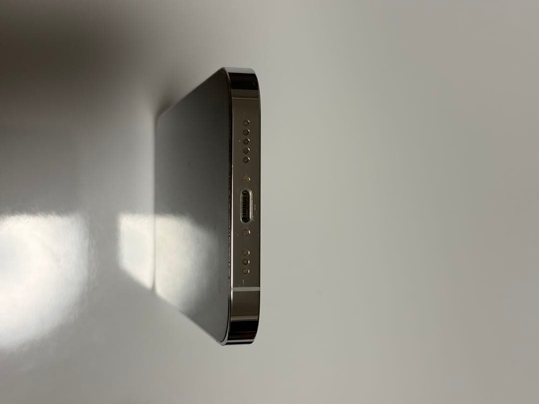 iPhone 14pro 256GB シルバー　背面割れ有り