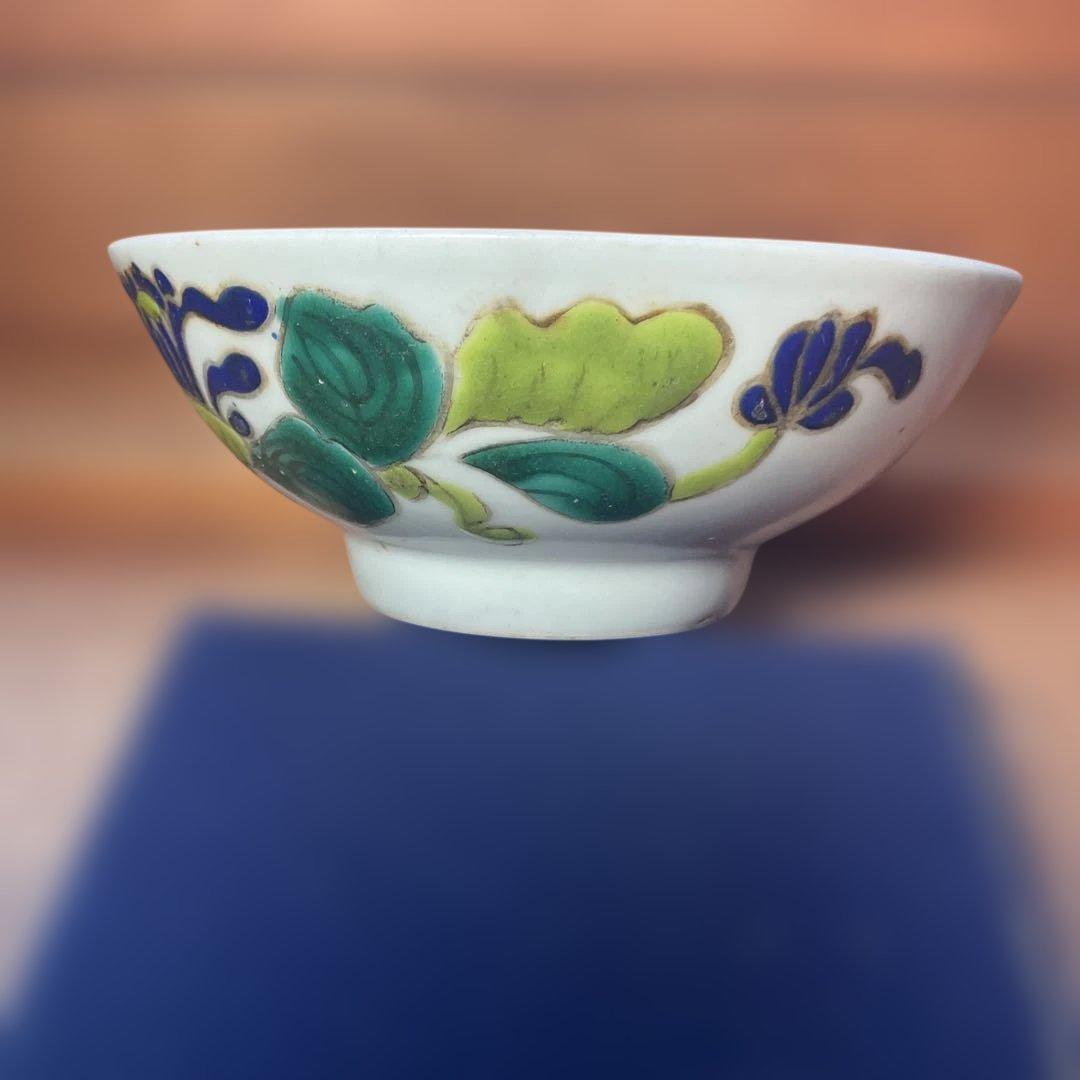 中国清朝の花模様の陶器製茶碗