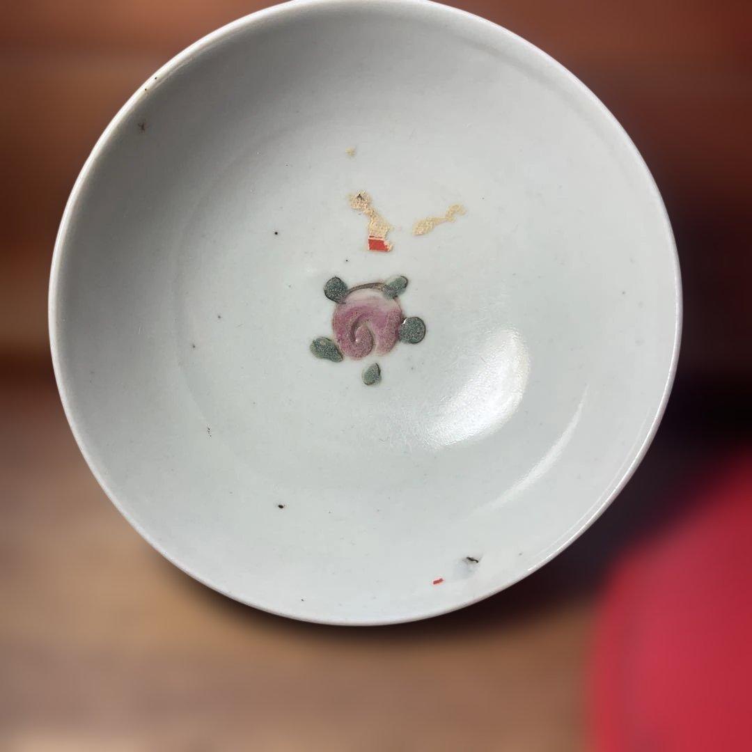中国清朝の花模様の陶器製茶碗