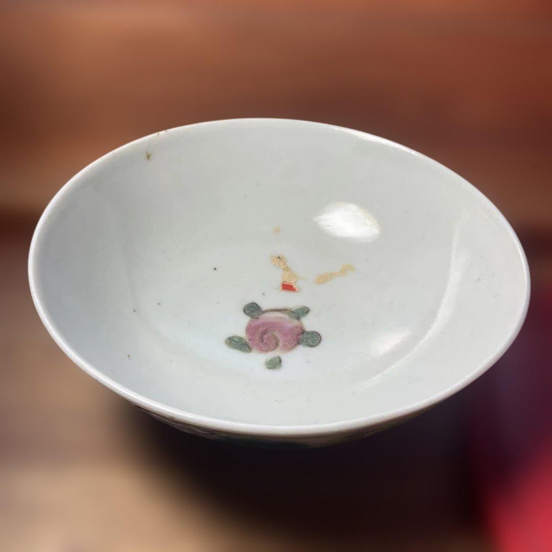 中国清朝の花模様の陶器製茶碗
