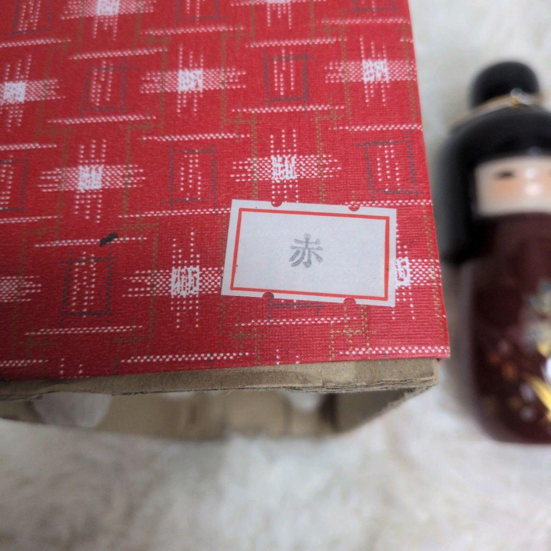 桃山 柳山作のこけしです。箱付き 落ち着いた木の風合いに、赤色の花模様