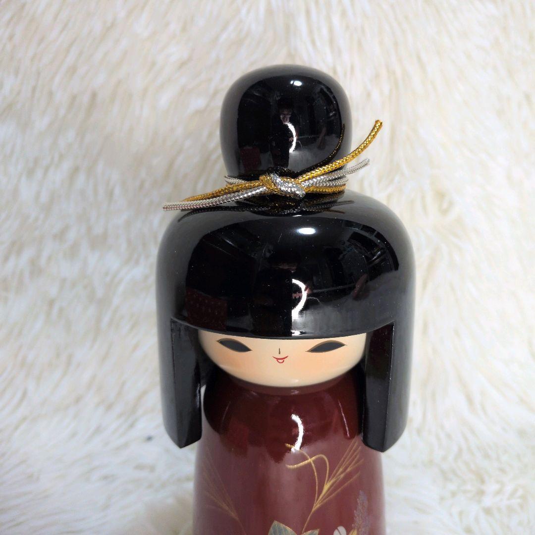 桃山 柳山作のこけしです。箱付き 落ち着いた木の風合いに、赤色の花模様