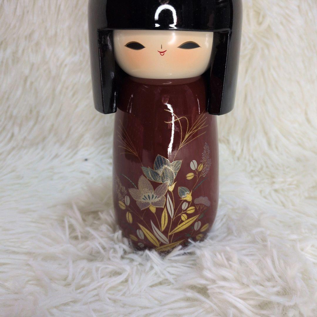 桃山 柳山作のこけしです。箱付き 落ち着いた木の風合いに、赤色の花模様