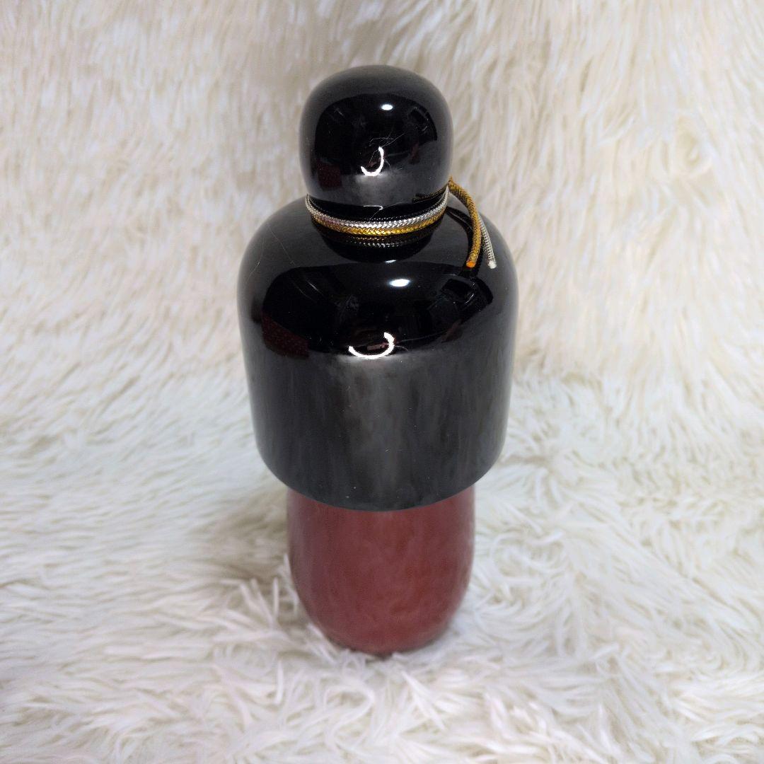 桃山 柳山作のこけしです。箱付き 落ち着いた木の風合いに、赤色の花模様