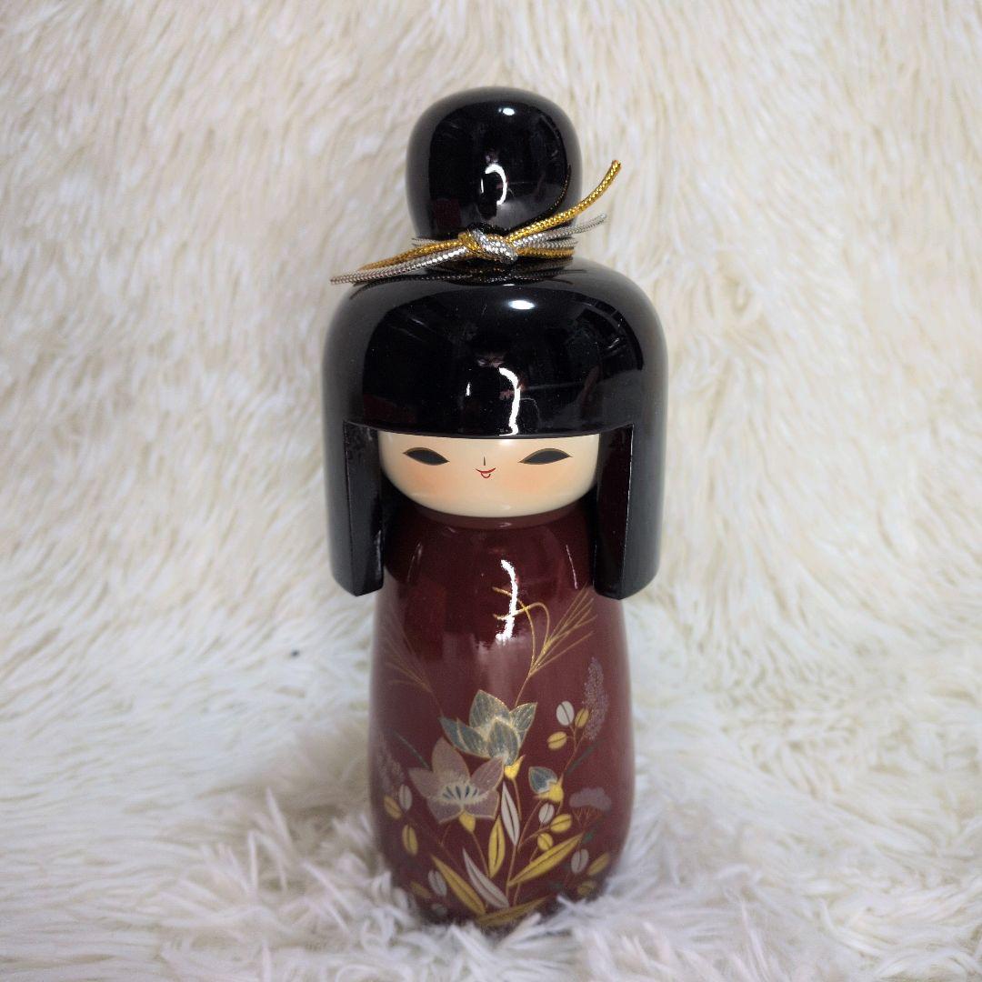 桃山 柳山作のこけしです。箱付き 落ち着いた木の風合いに、赤色の花模様
