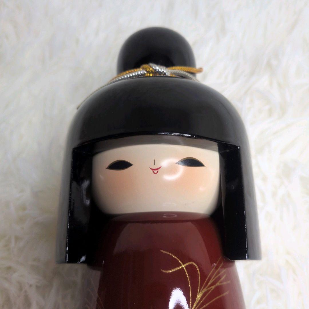 桃山 柳山作のこけしです。箱付き 落ち着いた木の風合いに、赤色の花模様