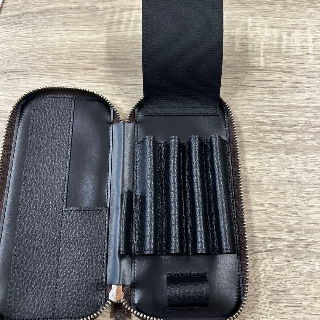 レザーラウンドジップペンケース エッセンシャル ADRIA ウイスキー