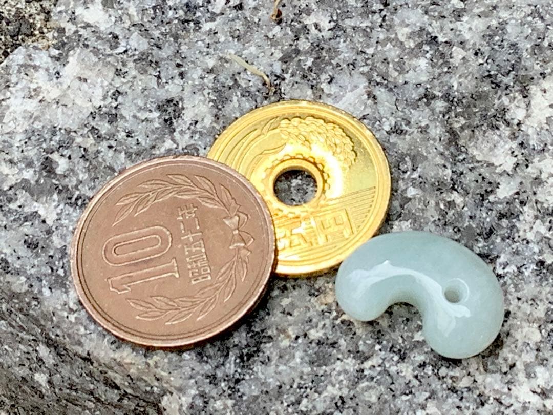 ✳極上物　糸魚川翡翠*氷＊　60万円以上の高額端材使用勾玉ソーティング付本物‼️