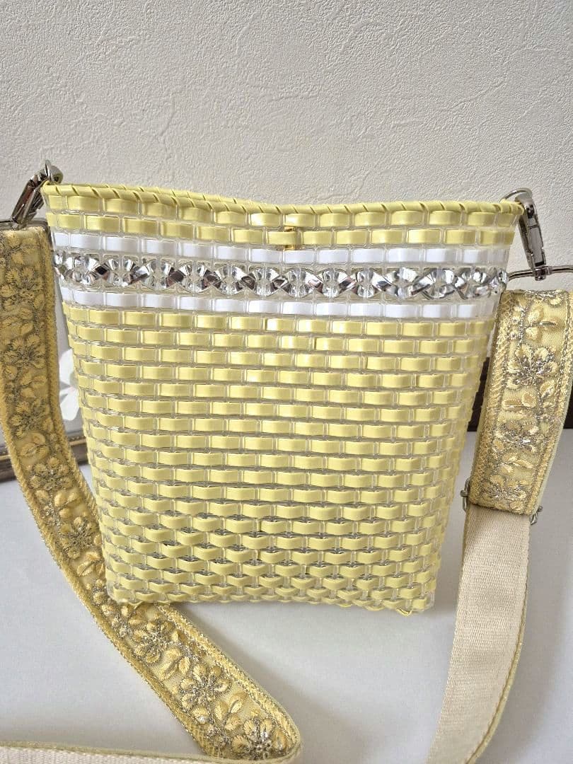 ハンドメイド　小さめショルダーカゴバッグ　インド刺繍リボンショルダーストラップ付