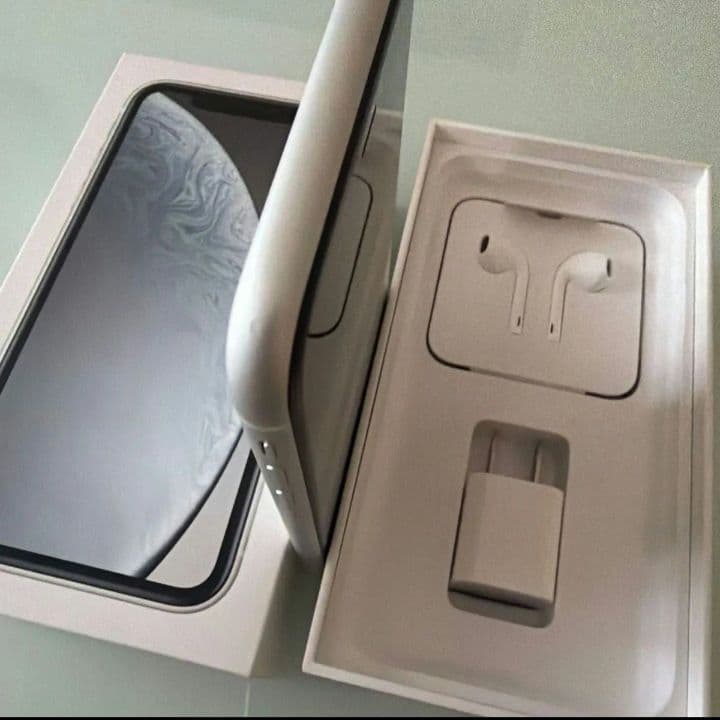 iPhone XR SIMフリー ホワイト　初期化済み