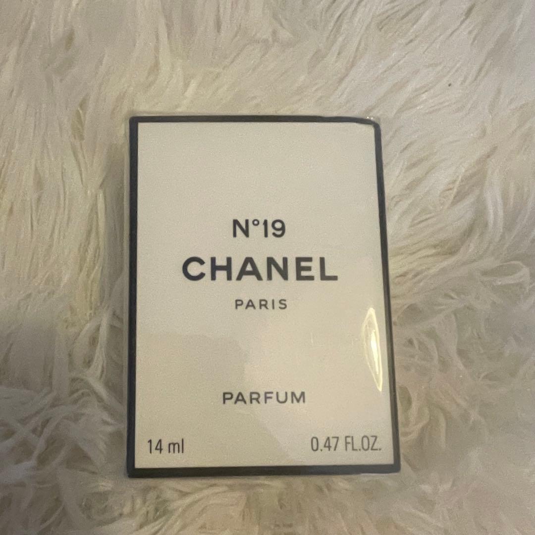 新品未開封　CHANEL シャネル N°19 パルファム 香水　14ml