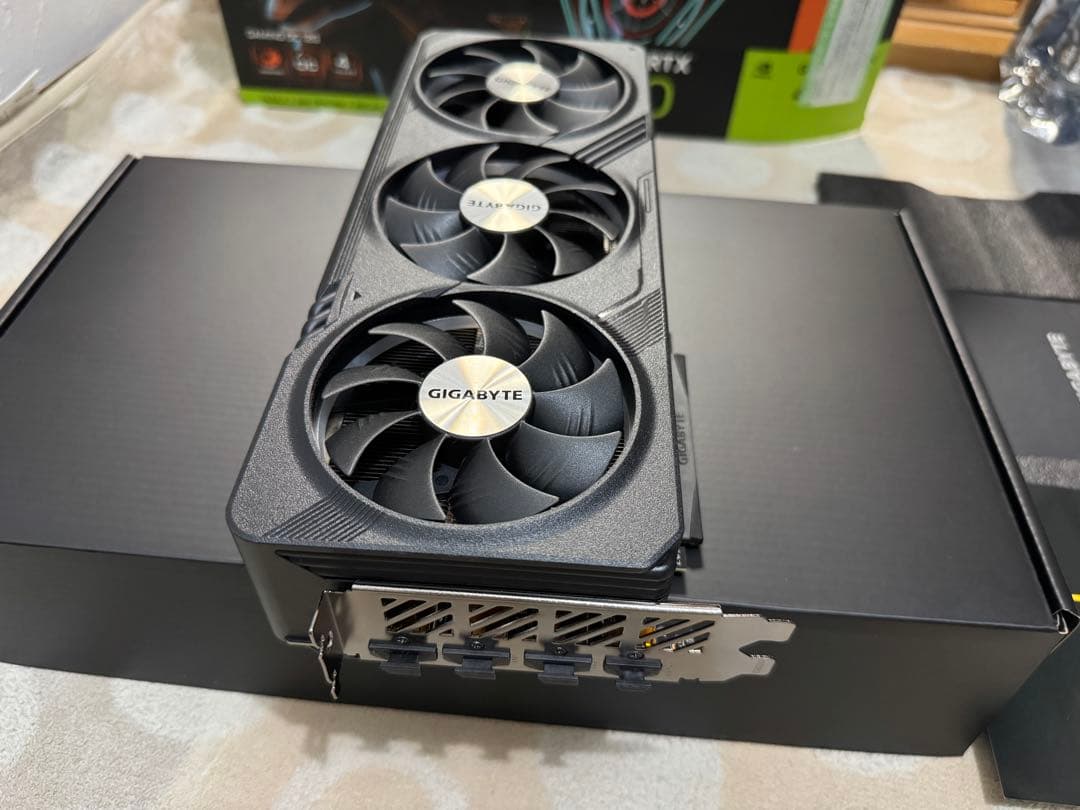 GIGABYTE GEFORCE RTX 4070 OC 本体