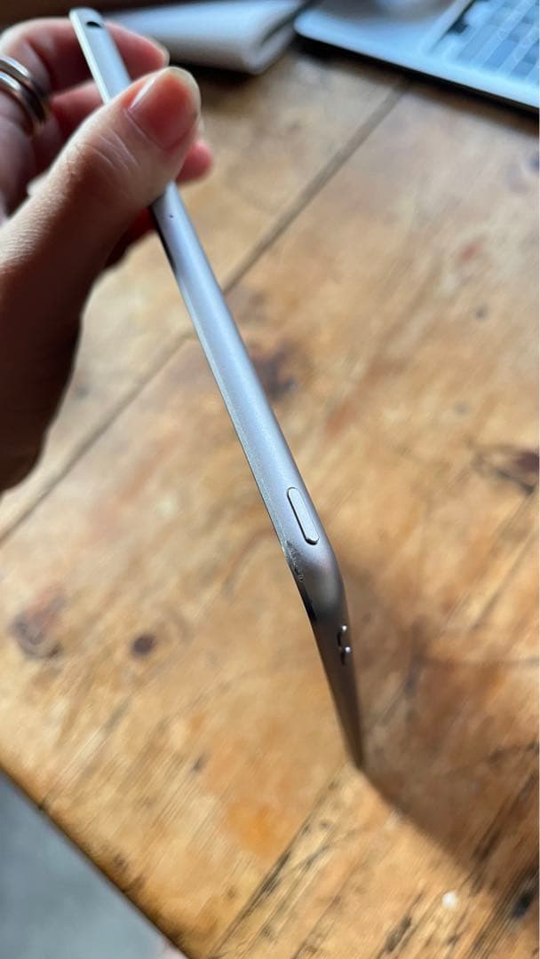 iPad 第5世代 32GB シルバー 本体のみ